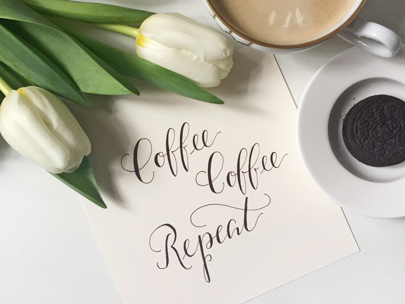 Sprüche mit Kaffee – in Kalligraphie geschrieben